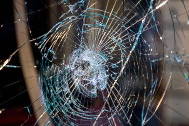 Vandalizm izleri: Uzak bir sokakta parçalanmış dükkan penceresi, soygun girişimi, cam paket