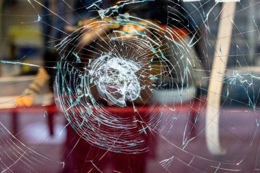 Vandalizm izleri: Uzak bir sokakta parçalanmış dükkan penceresi, soygun girişimi, cam paket