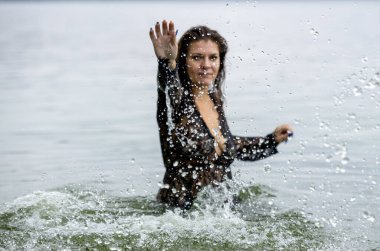 Siyah Giysili Kadın Suya Sıçrıyor: Zarafet Doğayla Tanışıyor