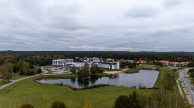 Birstonas, Litvanya 'da bir tatil köyünde kuş bakışı gözlerle görülüyor. Turist Birtonas: su ve el değmemiş doğa vahası. Panorama