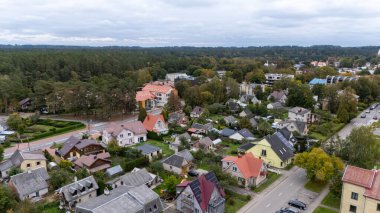 Birstonas, Litvanya 'da bir tatil köyünde kuş bakışı gözlerle görülüyor. Turist Birtonas: su ve el değmemiş doğa vahası. Panorama