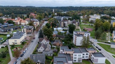 Birstonas, Litvanya 'da bir tatil köyünde kuş bakışı gözlerle görülüyor. Turist Birtonas: su ve el değmemiş doğa vahası. Panorama