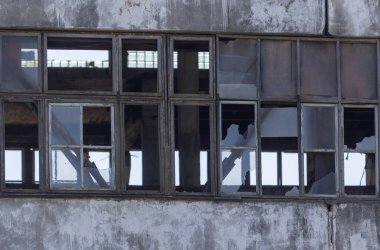 Terk edilmiş sanayi binası, parçalanmış camlar, insanlar tarafından unutulmuş, endüstriyel bir Reli.