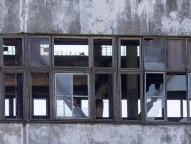 Terk edilmiş sanayi binası, parçalanmış camlar, insanlar tarafından unutulmuş, endüstriyel bir Reli.