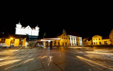 Akşam Kedainiai Eski Kasaba 10: 28 2024 'teki Işık ve Ateş Dansı kıvılcımlar saçar.