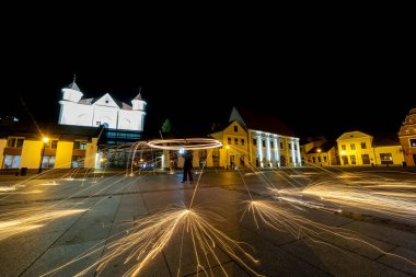 Akşam Kedainiai Eski Kasaba 10: 28 2024 'teki Işık ve Ateş Dansı kıvılcımlar saçar.