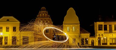 Akşam Kedainiai Eski Kasaba 10: 28 2024 'teki Işık ve Ateş Dansı kıvılcımlar saçar.