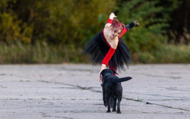 Kara Köpekle Büyüleyici Cadılar Bayramı Dansı: Canlı Enerji ve Hareket
