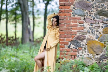 Tarih ve Modernite: Taş ve Zarafet, Altın Elbiseli Kadın