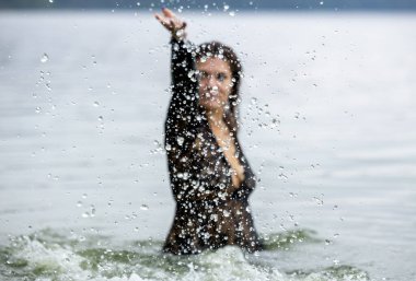 Siyah Giysili Kadın Suya Sıçrıyor: Zarafet Doğayla Tanışıyor