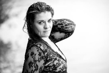 Islak Bukleler ve Kara Bağın Zarafeti: Bir Kadın Bakışı ve Karakterinin Portresi