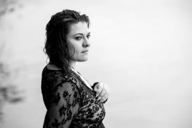 Islak Bukleler ve Kara Bağın Zarafeti: Bir Kadın Bakışı ve Karakterinin Portresi