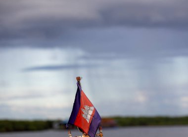 Kamboçya ulusal bayrağı rüzgarda dalgalanıyor