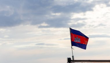 Kamboçya ulusal bayrağı rüzgarda dalgalanıyor