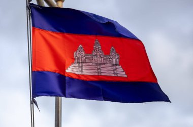 Kamboçya ulusal bayrağı rüzgarda dalgalanıyor