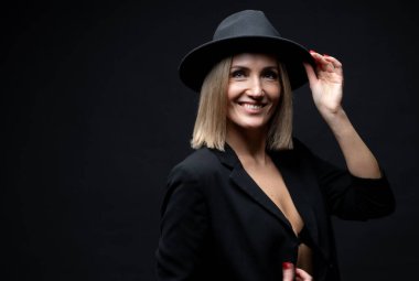 Şapka ve Işık: Stüdyodaki Güzel, Olgun Bir Kadının Portresi