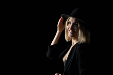 Şapka ve Işık: Stüdyodaki Güzel, Olgun Bir Kadının Portresi