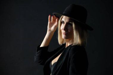 Şapka ve Işık: Stüdyodaki Güzel, Olgun Bir Kadının Portresi