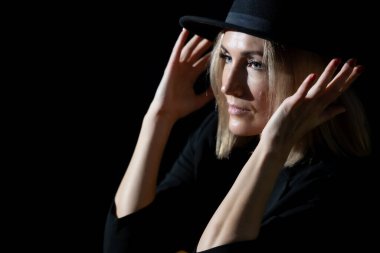 Şapka ve Işık: Stüdyodaki Güzel, Olgun Bir Kadının Portresi