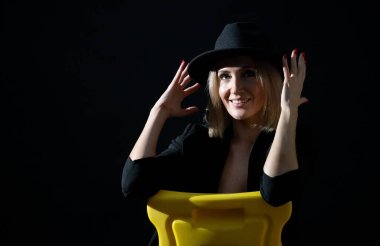 Şapka ve Işık: Stüdyodaki Güzel, Olgun Bir Kadının Portresi