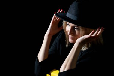 Şapka ve Işık: Stüdyodaki Güzel, Olgun Bir Kadının Portresi