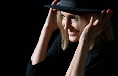 Şapka ve Işık: Stüdyodaki Güzel, Olgun Bir Kadının Portresi