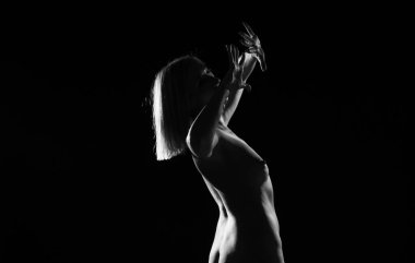 Gölgelerdeki Bir Kadının Güzelliği ve Duyguları: Kara Boşluktaki İfade Eden Eller ve Vücut Çizgileri