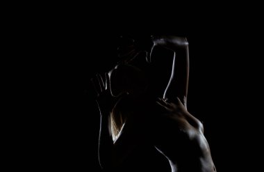 Gölgelerdeki Bir Kadının Güzelliği ve Duyguları: Kara Boşluktaki İfade Eden Eller ve Vücut Çizgileri