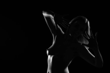 Gölgelerdeki Bir Kadının Güzelliği ve Duyguları: Kara Boşluktaki İfade Eden Eller ve Vücut Çizgileri