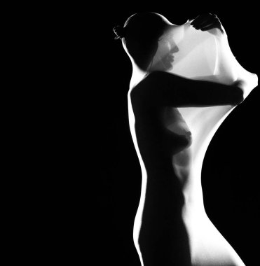 Işık ve Gölgeler Oyunları: İpek Peçeler Arkasında Vücut Şekilleri