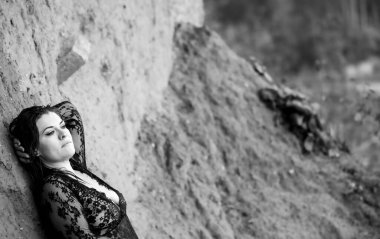 Islak Bukleler ve Kara Bağın Zarafeti: Bir Kadın Bakışı ve Karakterinin Portresi