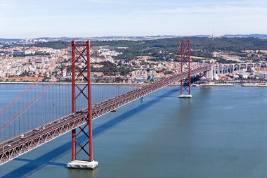 Tagus Nehri üzerindeki Kızıl Lizbon Köprüsü, Portekiz 06: 22 2024