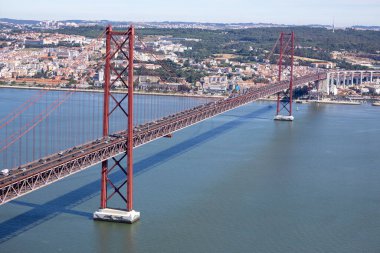 Tagus Nehri üzerindeki Kızıl Lizbon Köprüsü, Portekiz 06: 22 2024