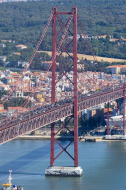 Tagus Nehri üzerindeki Kızıl Lizbon Köprüsü, Portekiz 06: 22 2024