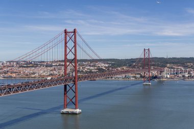 Tagus Nehri üzerindeki Kızıl Lizbon Köprüsü, Portekiz 06: 22 2024