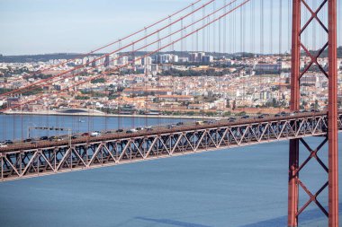 Tagus Nehri üzerindeki Kızıl Lizbon Köprüsü, Portekiz 06: 22 2024