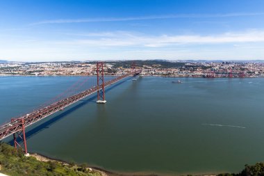 Tagus Nehri üzerindeki Kızıl Lizbon Köprüsü, Portekiz 06: 22 2024