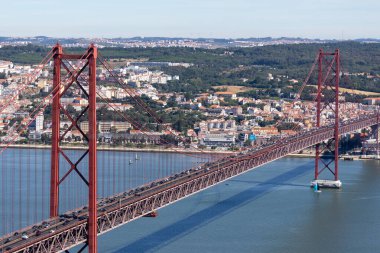 Tagus Nehri üzerindeki Kızıl Lizbon Köprüsü, Portekiz 06: 22 2024