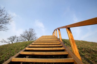 Mavi gökyüzüne giden tümsek merdiveni tasviri