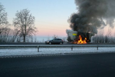 Kar ve Yangın: Kaunas Klaipda Otoyolu 'nda Kış Süresince Karavan Olayı 