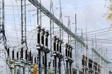 Yüksek Voltaj Aktarım İstasyonu: Elektrik Güç Ağlarının Belkemiği ve Enerji Akış Yönetiminin Riskleri