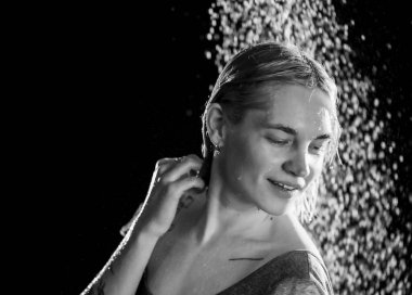 Su Altında Neşeli Anlar: Duyguları ve Ruh halini yakalayan Genç Bir Kadının Portresi