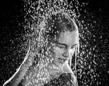 Su Altında Neşeli Anlar: Duyguları ve Ruh halini yakalayan Genç Bir Kadının Portresi