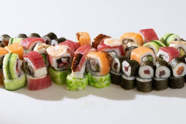 Suşi Renkli ve Lezzetli Bir Çeşitlilik Belirler Dünya çapında Popüler Yemek, Lezzetli ve Menüde