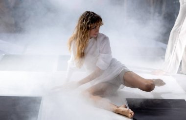 Dans, Resim ve Yaratıcı İfade Genç Güzel Bir Kadın Pozu 