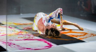 Dans, Resim ve Yaratıcı İfade Genç Güzel Bir Kadın Pozu 