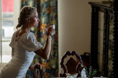 Sabah Anı: Kahveli Beyaz Elbiseli Bir Kadın