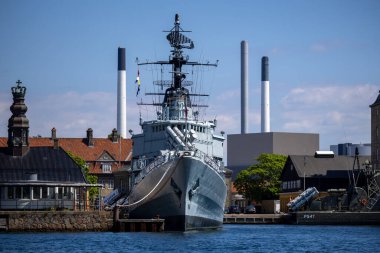 Eski bir savaş gemisi şimdi bir müze sergisi: Kopenhag kıyılarındaki çelik devi ve Holmen Limanı 'ndaki Danimarka deniz mirası..