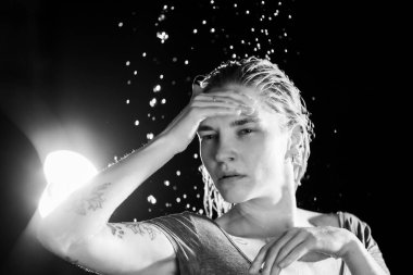 Su Altında Neşeli Anlar: Duyguları ve Ruh halini yakalayan Genç Bir Kadının Portresi