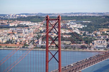 Tagus Nehri üzerindeki Kızıl Lizbon Köprüsü, Portekiz 06: 22 2024